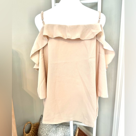☀️BNWOT Cold Shoulder Ruffle Trim Blouse! - Picture 4 of 5